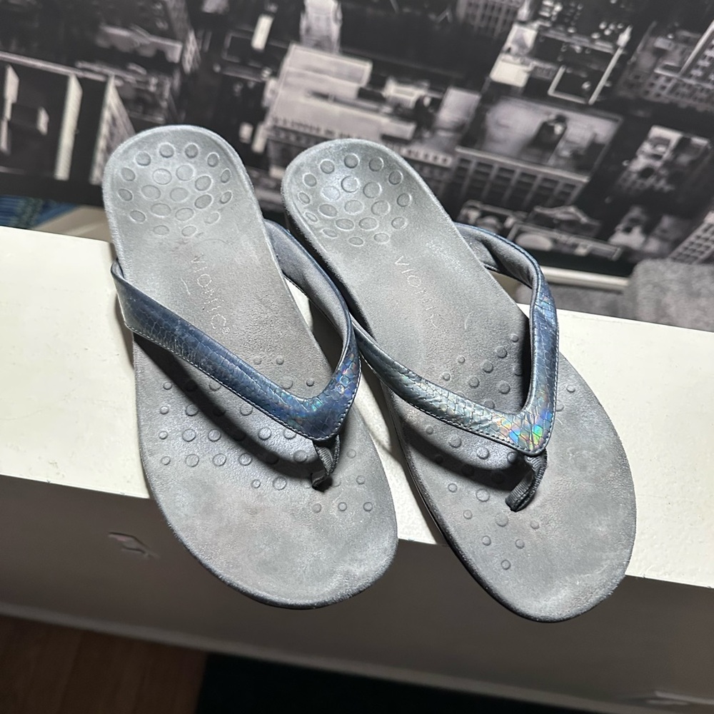 Vionic Women’s Sandals, charcoal metallic snakeskin, size 9.5 - Picture 2 of 7